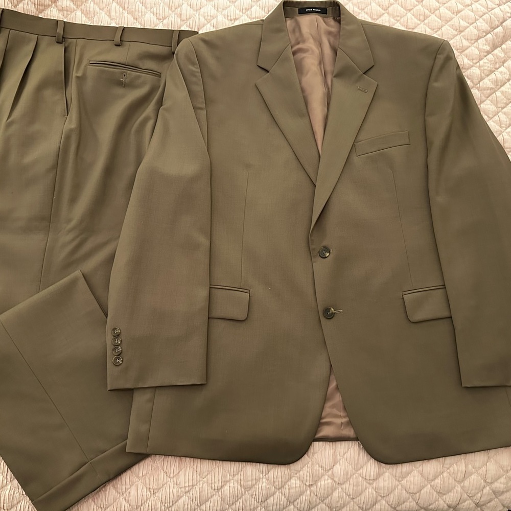 Gorgeous Ralph Lauren 100% Wool Suit in a Grey/Taupe. Men’s Size 46R.